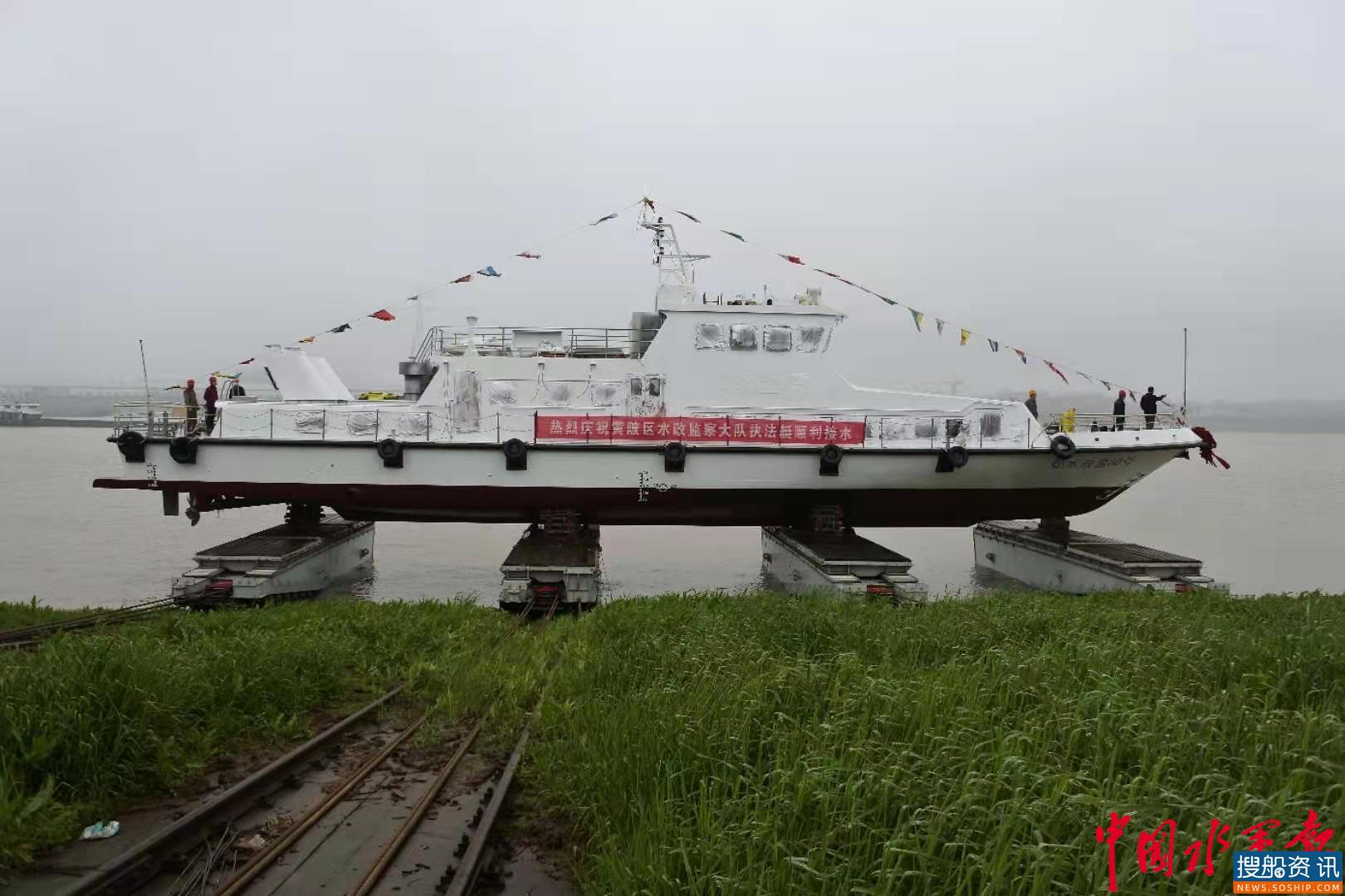 湘船重工新造黄陂区水政监察执法艇接水
