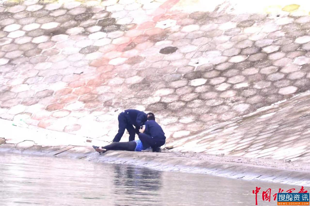 两分钟！长江民警救起落水老人