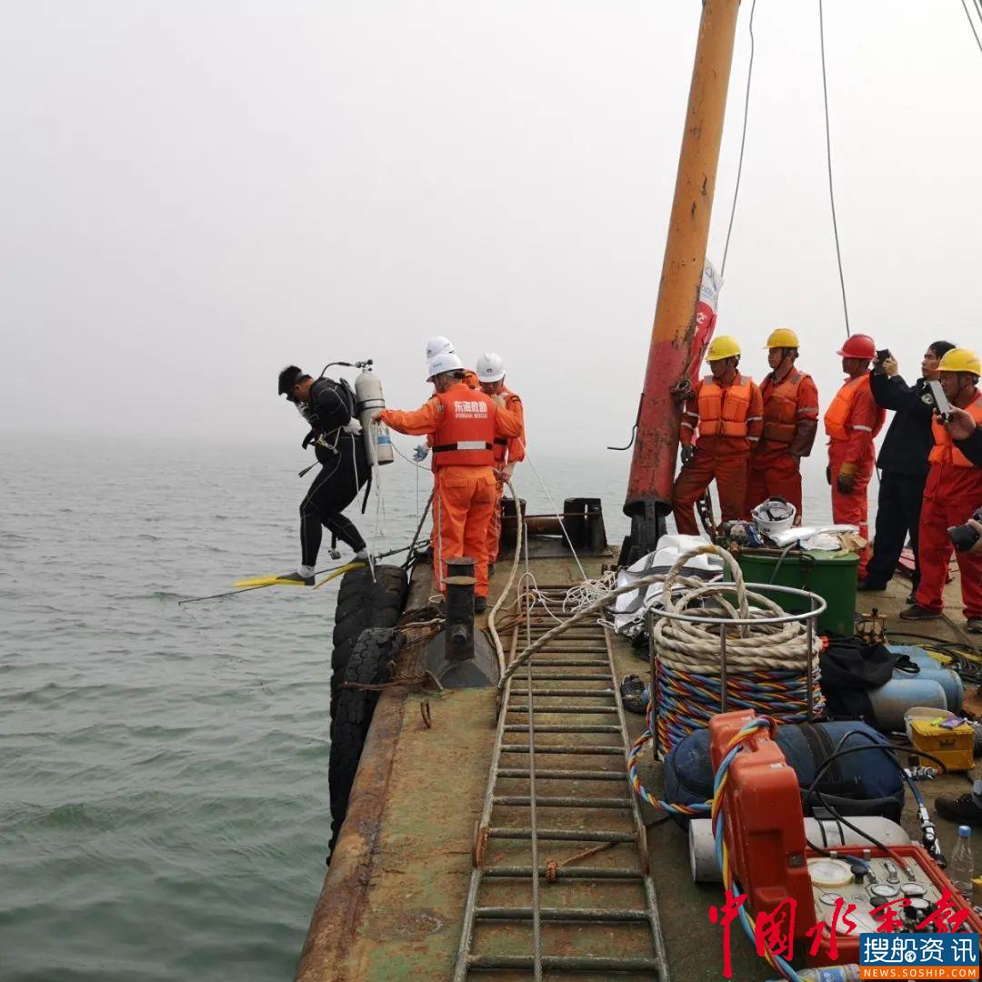 厦门海域旅游观光飞机残骸成功打捞出水