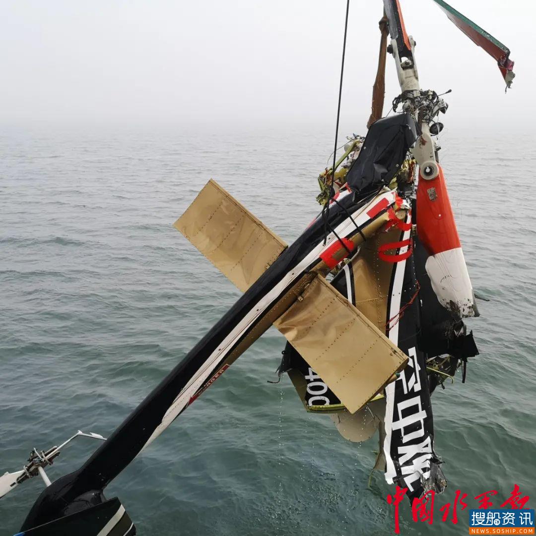 厦门海域旅游观光飞机残骸成功打捞出水