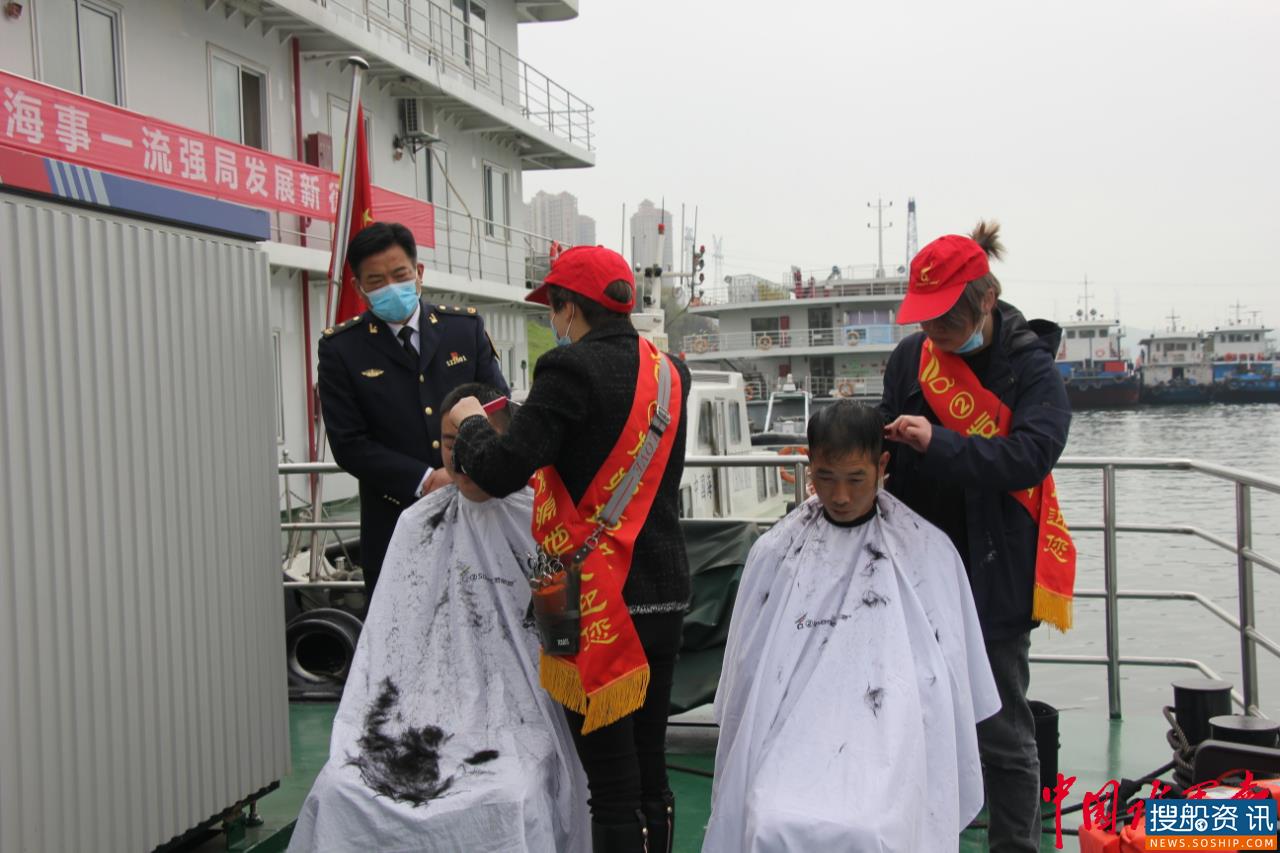 服务待闸船舶,共护美丽长江