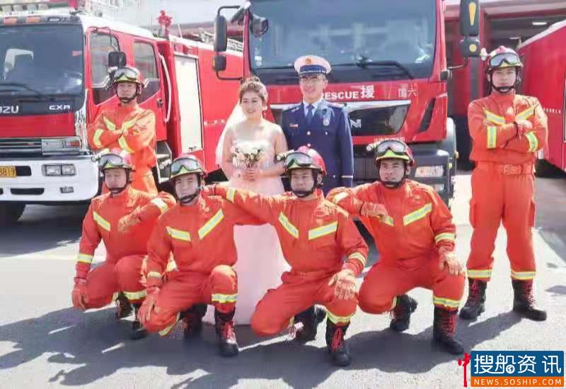 把幸福瞬间定格在海港 山东港口青岛港消防员“见缝插针”拍婚纱照