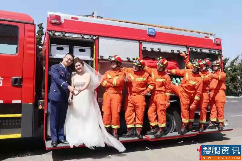 把幸福瞬间定格在海港 山东港口青岛港消防员“见缝插针”拍婚纱照