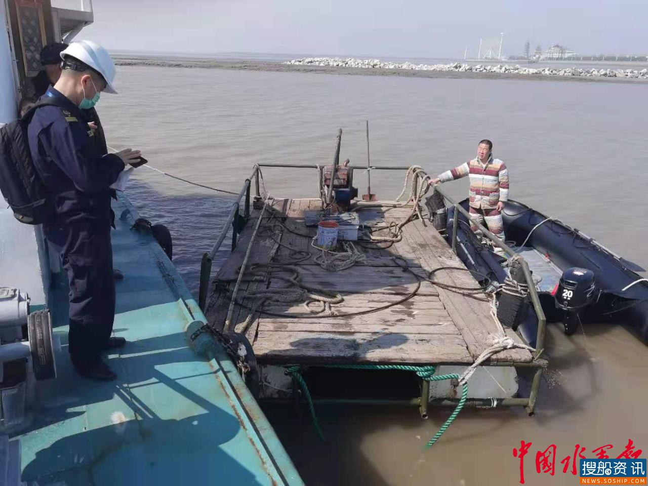 金山海事局跟踪拆解一艘“三无”船舶