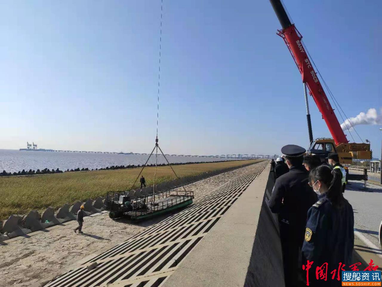 金山海事局跟踪拆解一艘“三无”船舶