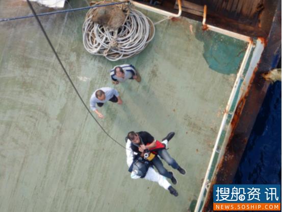 南海第一救助飞行队成功救助一名患病渔民