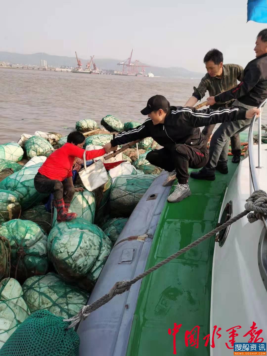 渔船沉没2人遇险 台州海事10分钟成功营救