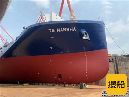 黄埔文冲为德翔海运建造首艘2700TEU集装箱船出坞