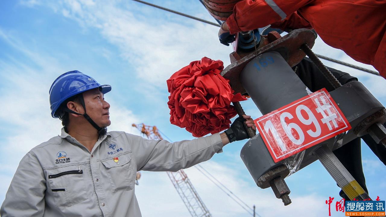 世界首座三塔四跨双层钢桁梁悬索桥主缆架设完成