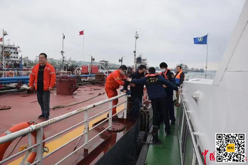 荆州海事局沙市处快速行动救助一名生病船员