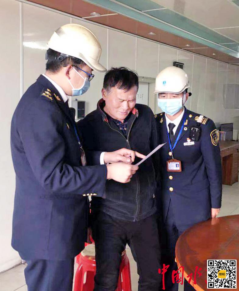 舟山海事联动执法一天连查6艘违规浮吊船