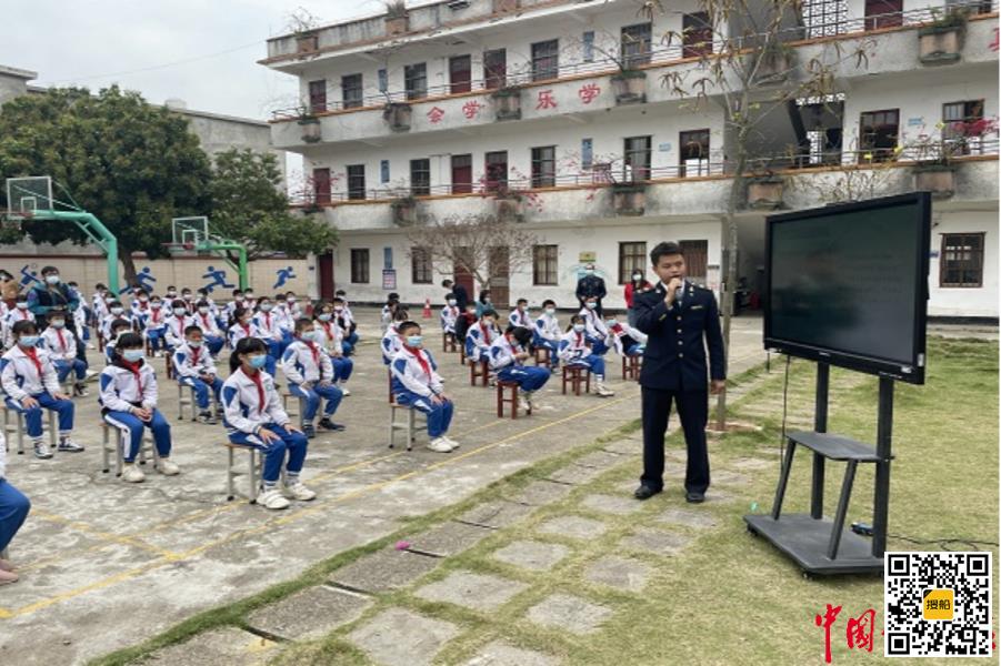 点赞!肇庆海事开展水上安全知识进校园活动获赠锦旗