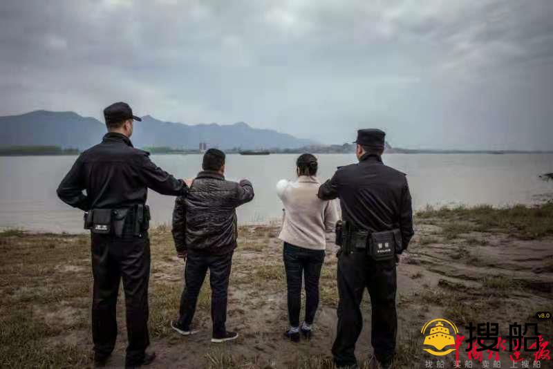 货船等待卸货 船员为“饱口福”捕捞江鱼 还将渔网藏在洗衣机中