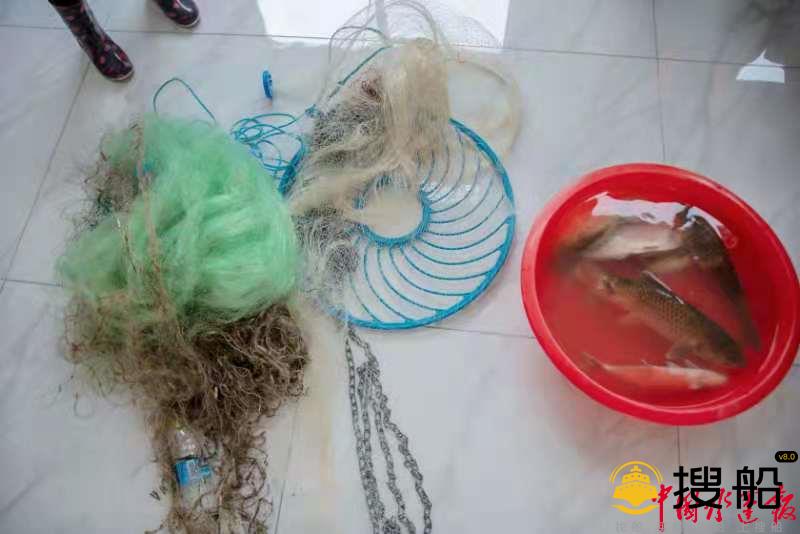 货船等待卸货 船员为“饱口福”捕捞江鱼 还将渔网藏在洗衣机中