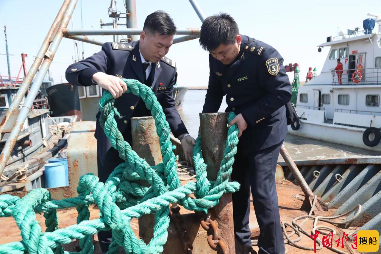 海事人员现场检查船舶安全情况