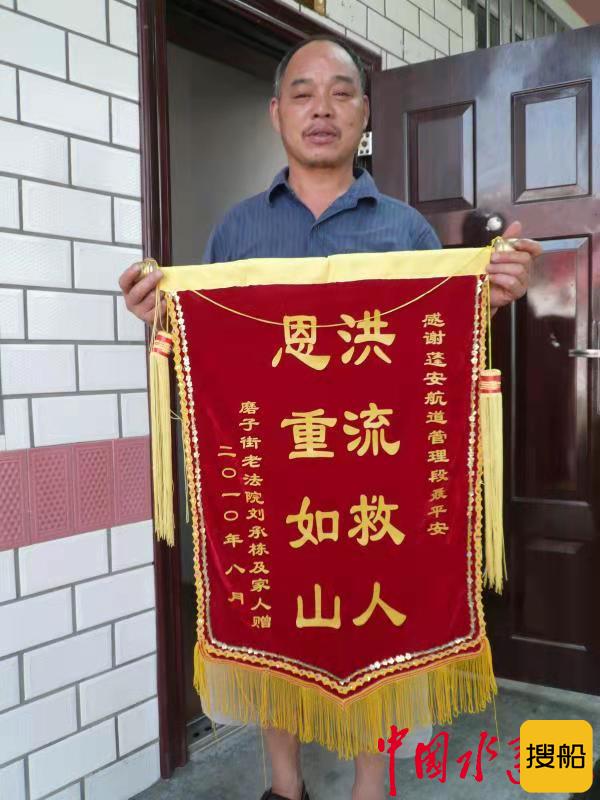 险!蓬安一年轻男子轻生跳江 这名航道职工争分夺秒救起生命