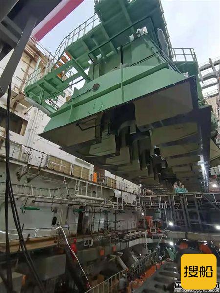 沪东中华15000TEU系列3号船提前1天完成主机吊装