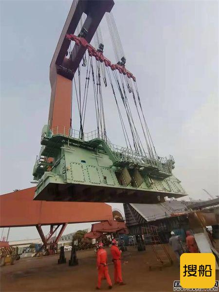 沪东中华15000TEU系列3号船提前1天完成主机吊装