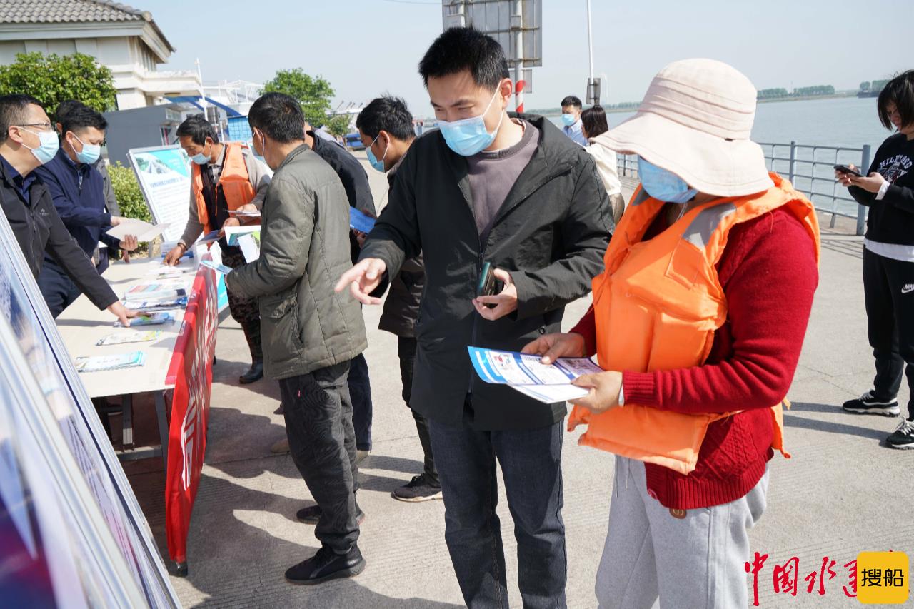 张家港船闸:走上船头甲板 信用交通全民共建