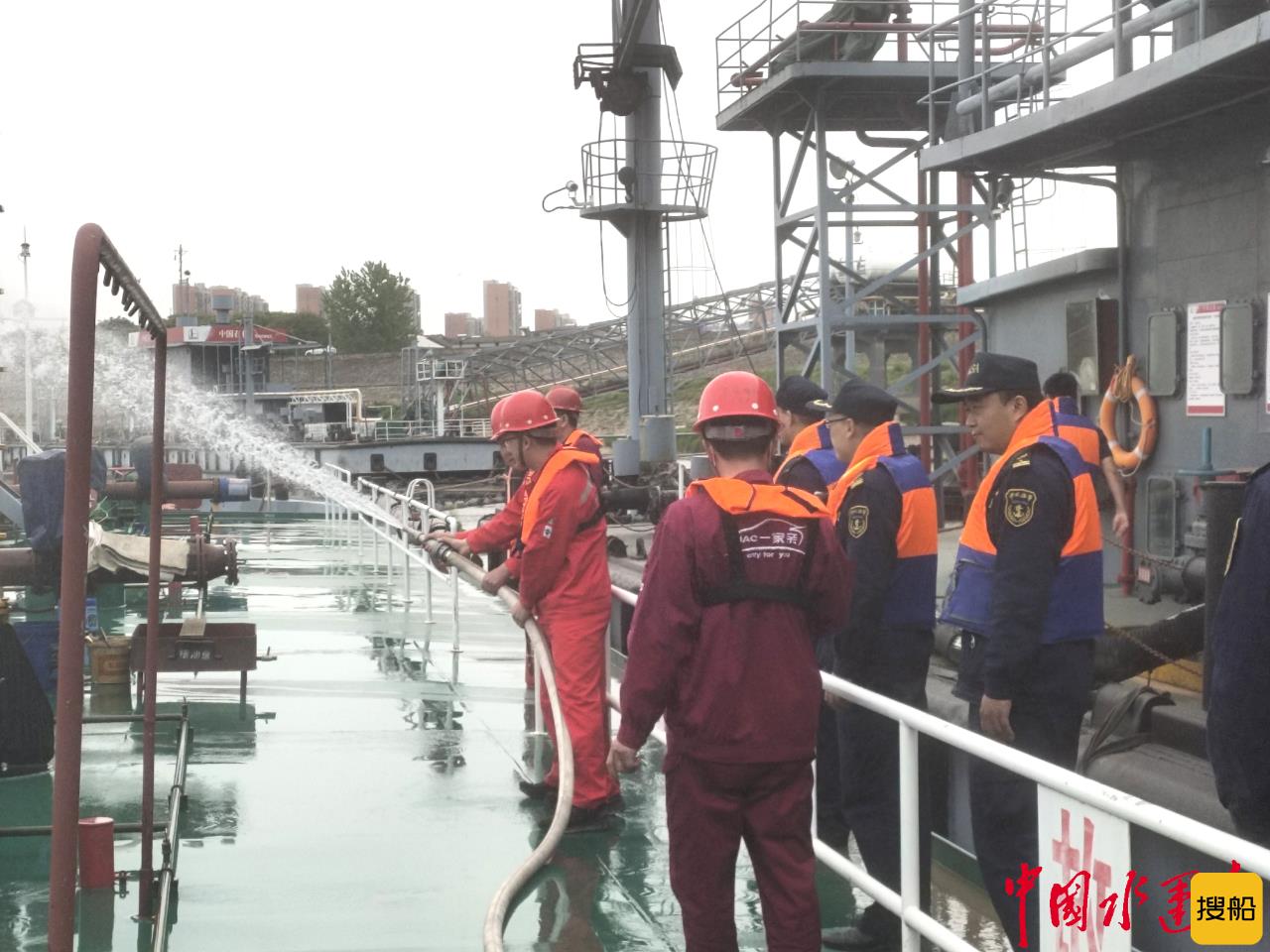 黄石港区海事处强化危险品船舶现场检查