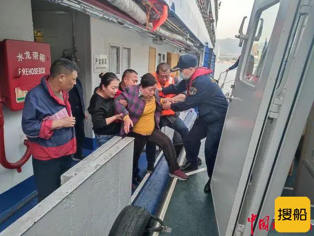 游轮上旅客突发急病 巴东海事接力成功救助