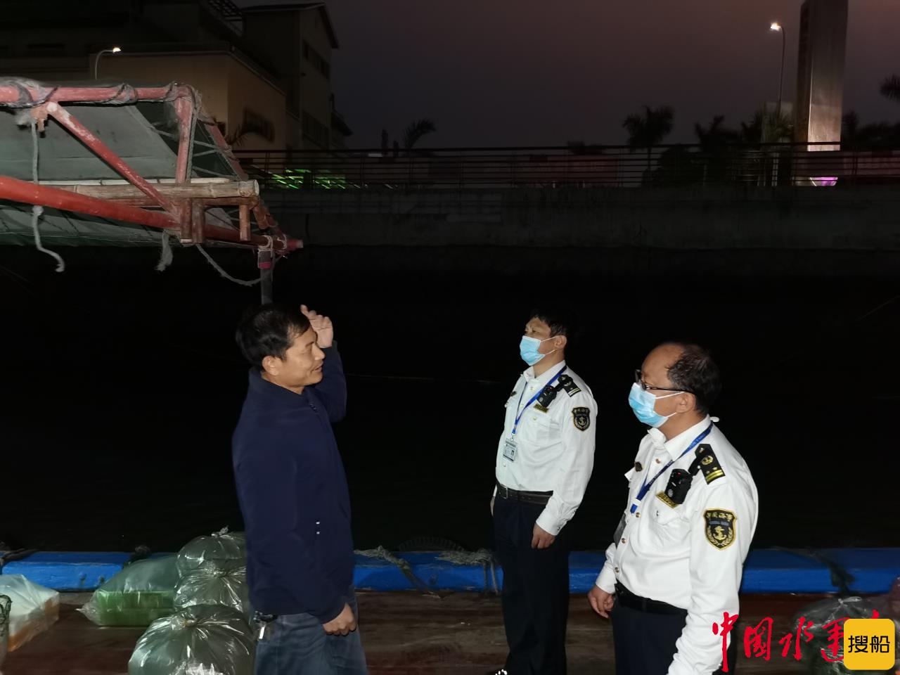 厦门海沧海事处对嵩屿渡口小型渡船开展凌晨突击检查行动