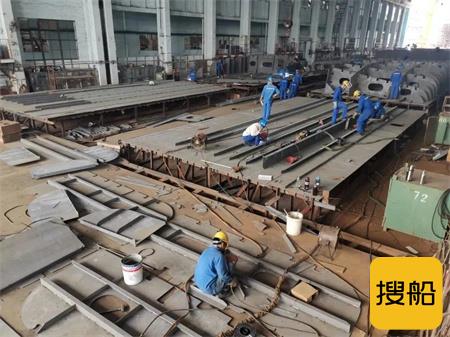 中船广西“绿色珠江”工程3000吨散货船3号船上船台