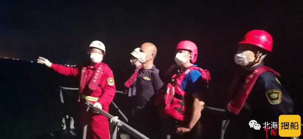 北海海上搜救志愿者成功救起一名遇险钓友