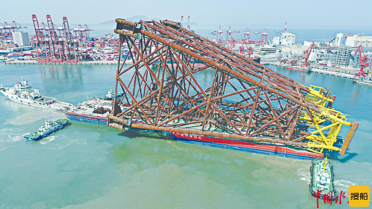 “海洋石油229”装载海上石油平台底座支架从赤湾港起航前往南海陆丰油田14-1项目