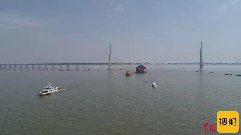 泰州海事局维护第二艘在建集装箱船安全抵港