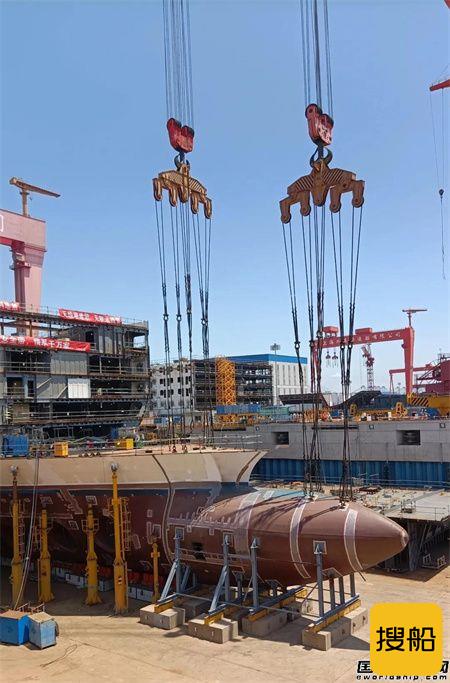 外高桥造船首制大型邮轮G2总段完成坞内结构搭载