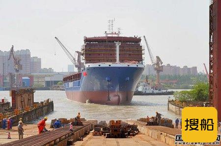 沪东中华系列13000吨重吊船一船交付一船下水
