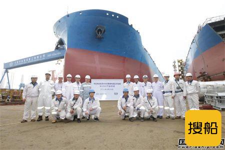 大连中远海运重工首制49900吨油轮拖移下水