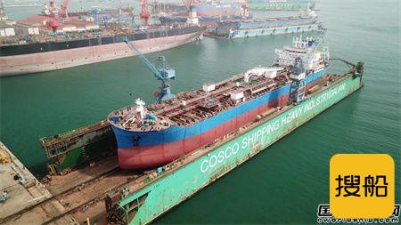 大连中远海运重工首制49900吨油轮拖移下水