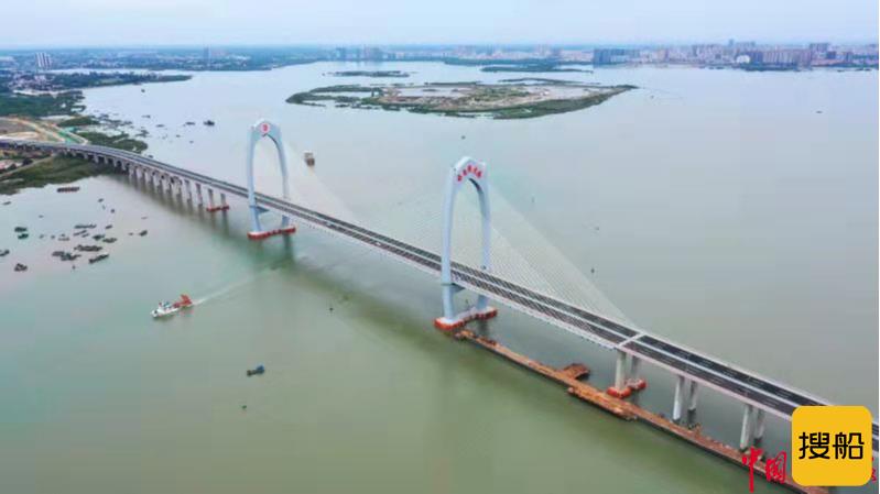 广东茂名水东湾跨海大桥建成通车