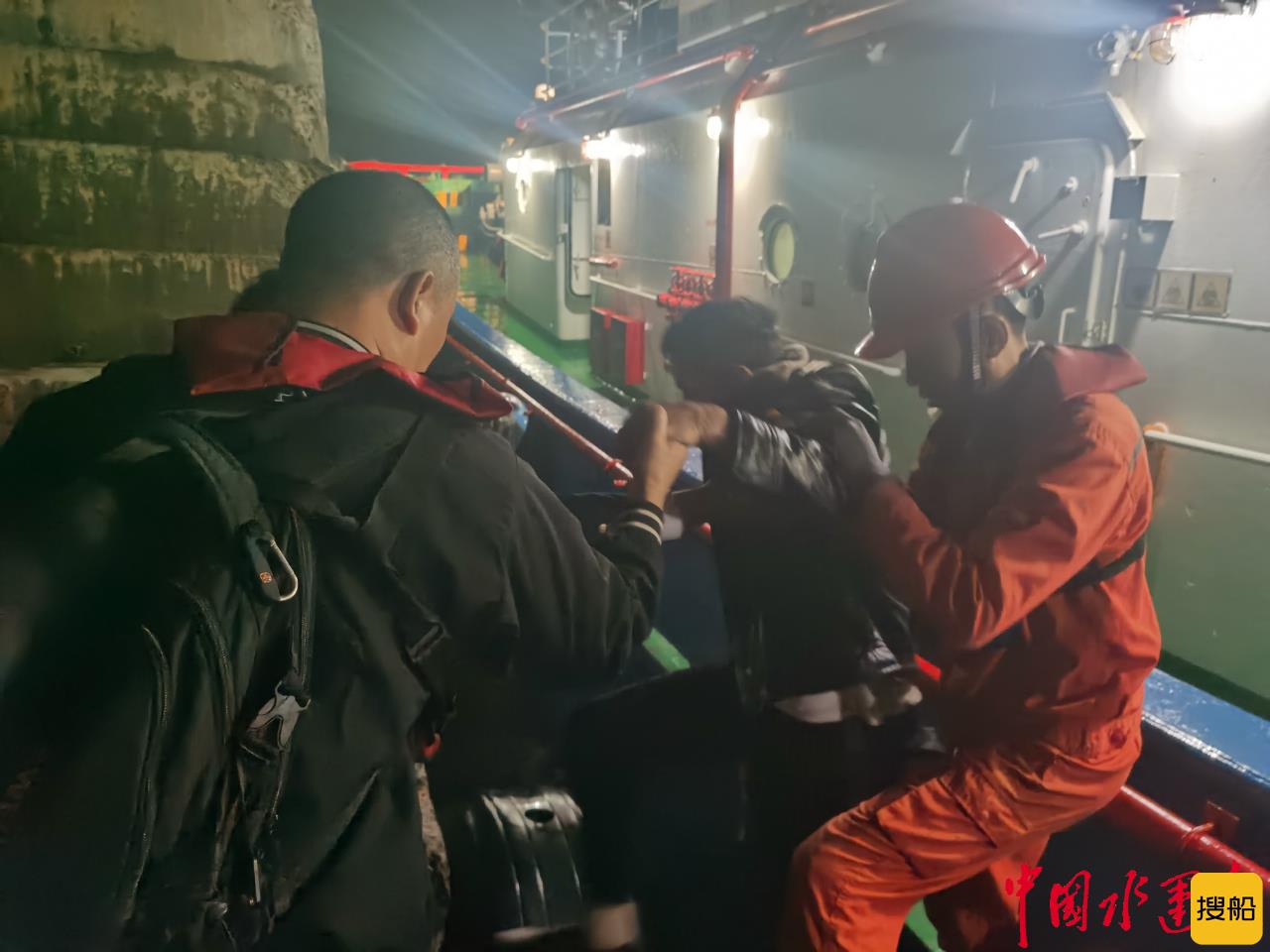 劈风斩浪!南通如东海事处11级大风中救助受伤船员