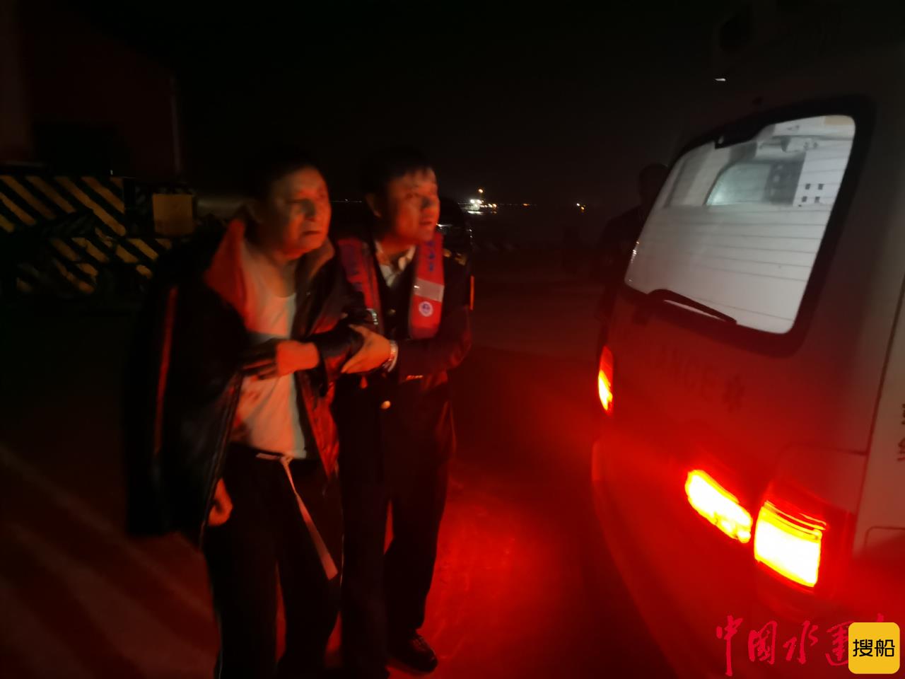 劈风斩浪!南通如东海事处11级大风中救助受伤船员
