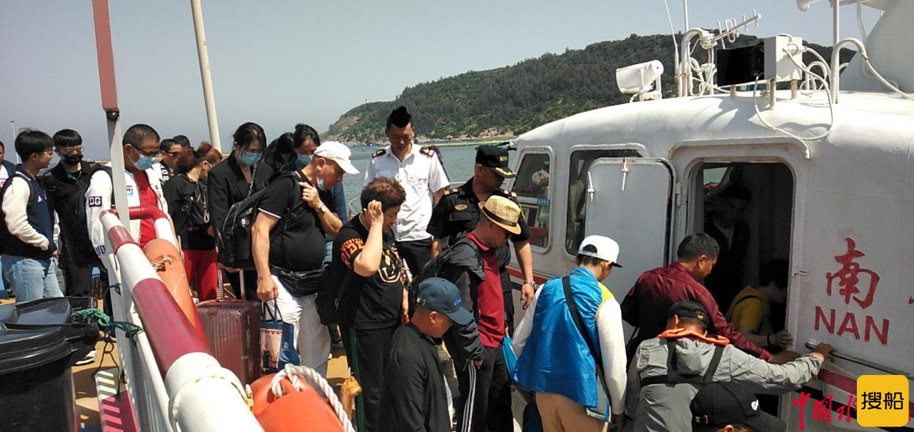 “五一”南麂客运航线迎客运高峰  温州海事护航群众出行安全
