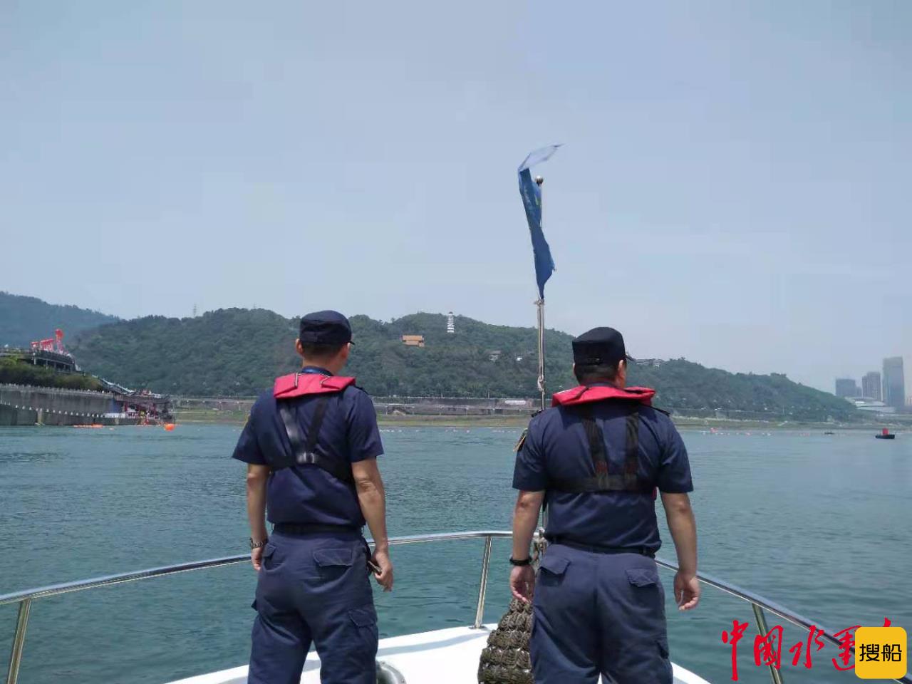 宜宾翠屏海事处护航千人横渡长江
