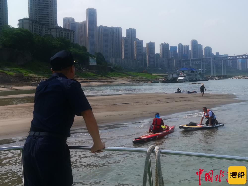 五人结伴长江上划桨 重庆海事执法人员及时拦截叫停