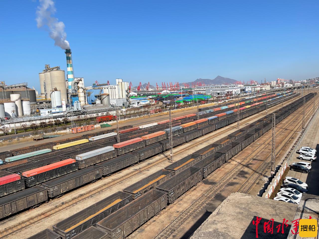 红色书籍上红车 百里港铁共驰骋