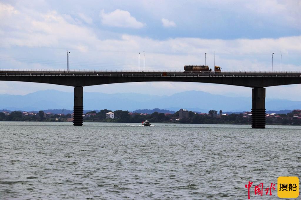 泰和排查船舶碰撞桥梁隐患 维护“铁、公、水”交通整体安全畅通