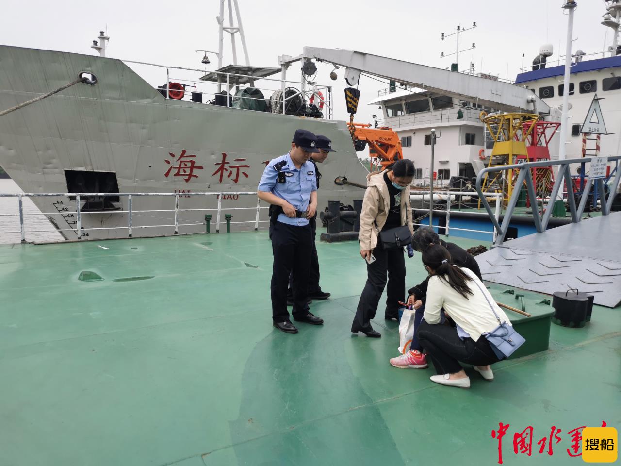 我为群众办实事 ——长江南京航道职工热心救助陌生老人