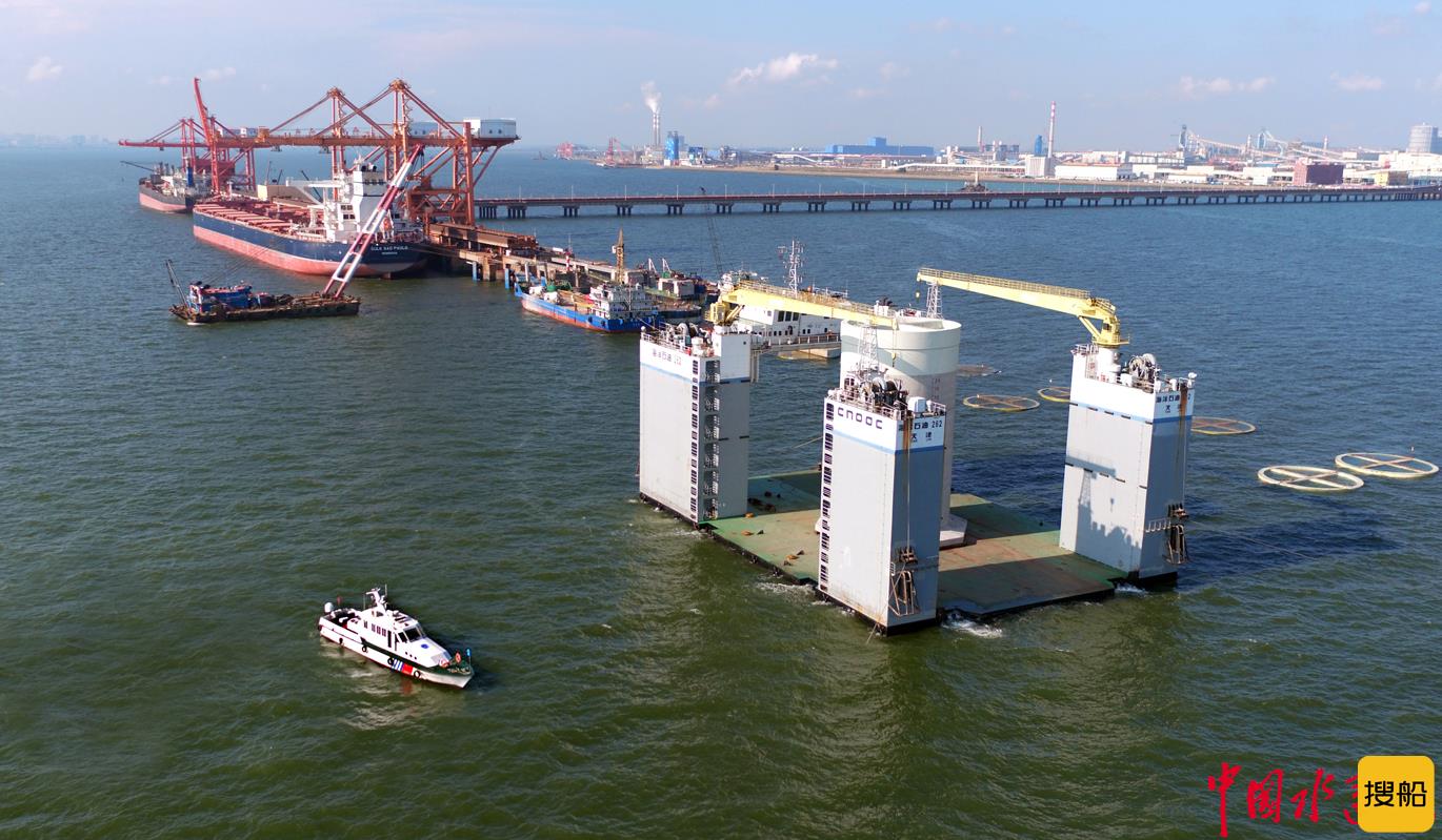 防城港钢铁基地码头工程最后一个大型沉箱安全入海