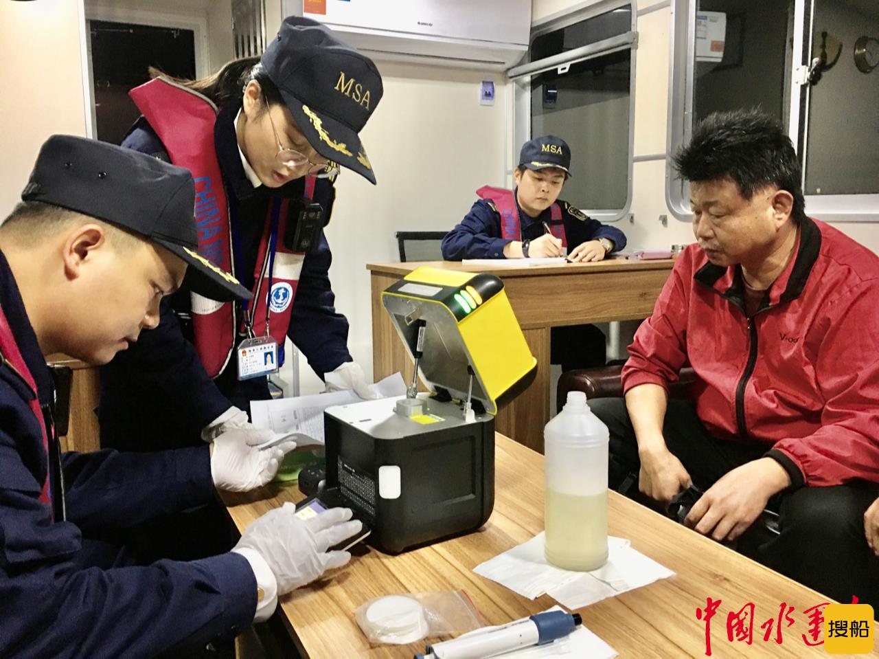 长江黄石段走出水上女卫士