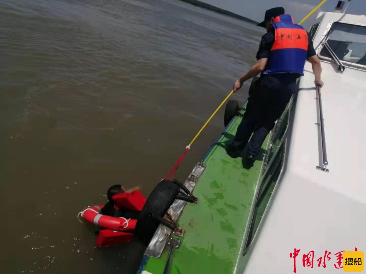 两船发生碰撞 九江海事成功救起全部落水人员