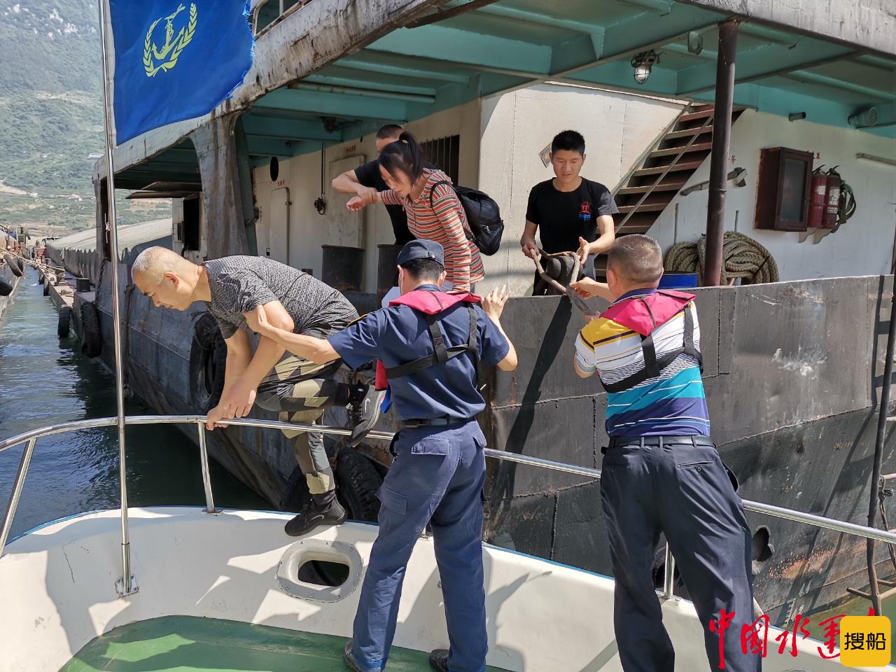 宜昌归州海事处紧急救助一名患病船员