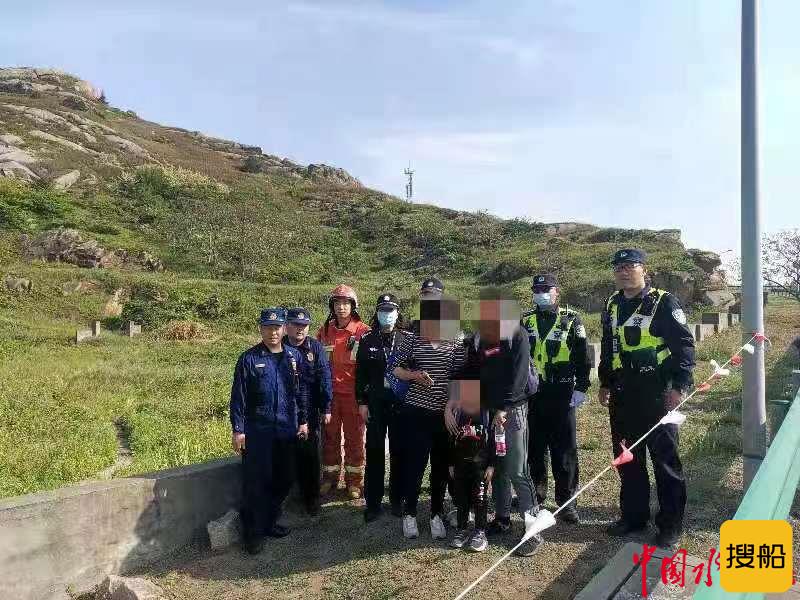 游客携子爬山被困,民警火速救援