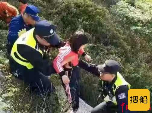 游客携子爬山被困,民警火速救援