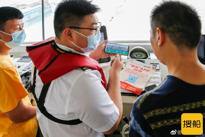 宜昌志愿者为船员安装智能锚泊软件